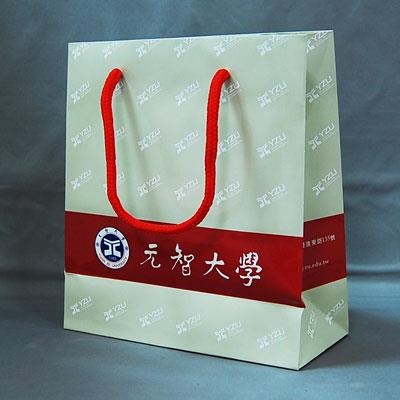 北京纸袋定做加工厂，精品服装纸袋加工定做。