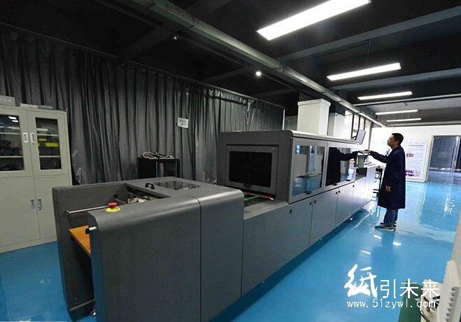 国内首台数码上光印刷机在洛研制成功