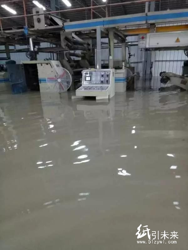 印刷车间漏水，几千万的印刷机“淋雨”
