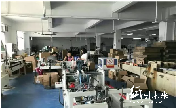 广州一家包装厂10多人，全厂为一新员工庆生，谁说广东工厂不好